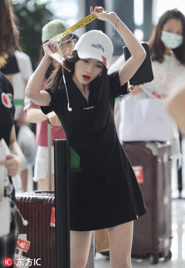 鞠婧祎柳腰纤细轻盈，皮肤细腻清透，仿佛漫画里的美少女