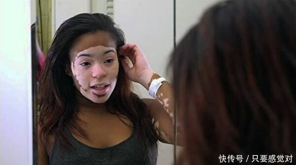 女孩每天坚持化妆，朋友好奇强迫她卸妆，看到素颜大家不知所措！