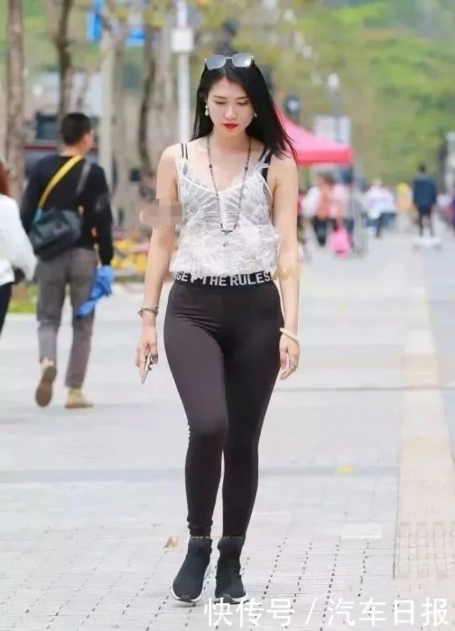 时尚女神紧身裤裤搭配无袖T恤，时尚的穿搭，秀出玲珑有致好身材