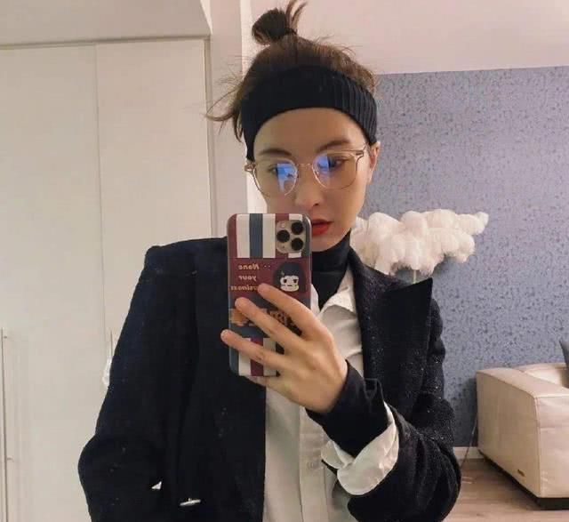  「色高领内搭」叠穿法则：叠穿遵循这几个规律，才能穿的非常fashion