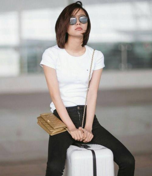 王珞丹太拼了，裙子短到需要助理用手挡着，网友：大开眼界啊！