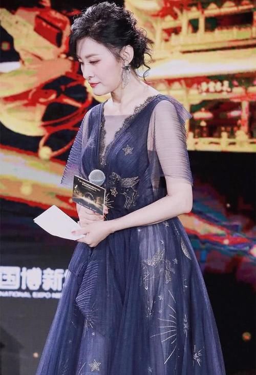  足以@周涛不愧是昔日央视一姐，穿薄纱露背裙美得真惊艳，气质足以服人