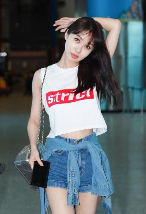 李菲儿撞衫baby，穿同一款T恤，网友：赢了身材却输了气质！