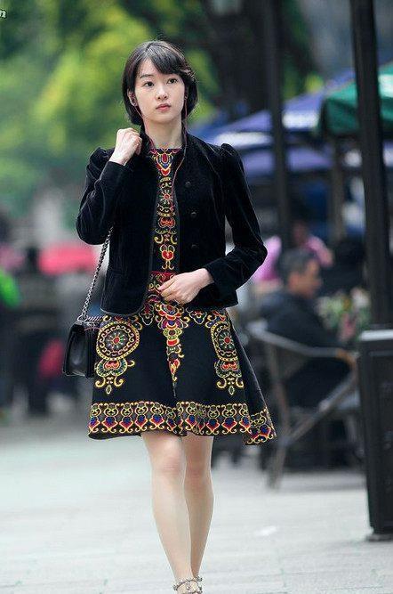 街拍：图4有钱人的贵妇，极品的身材太养眼，网友：好迷人的大腿