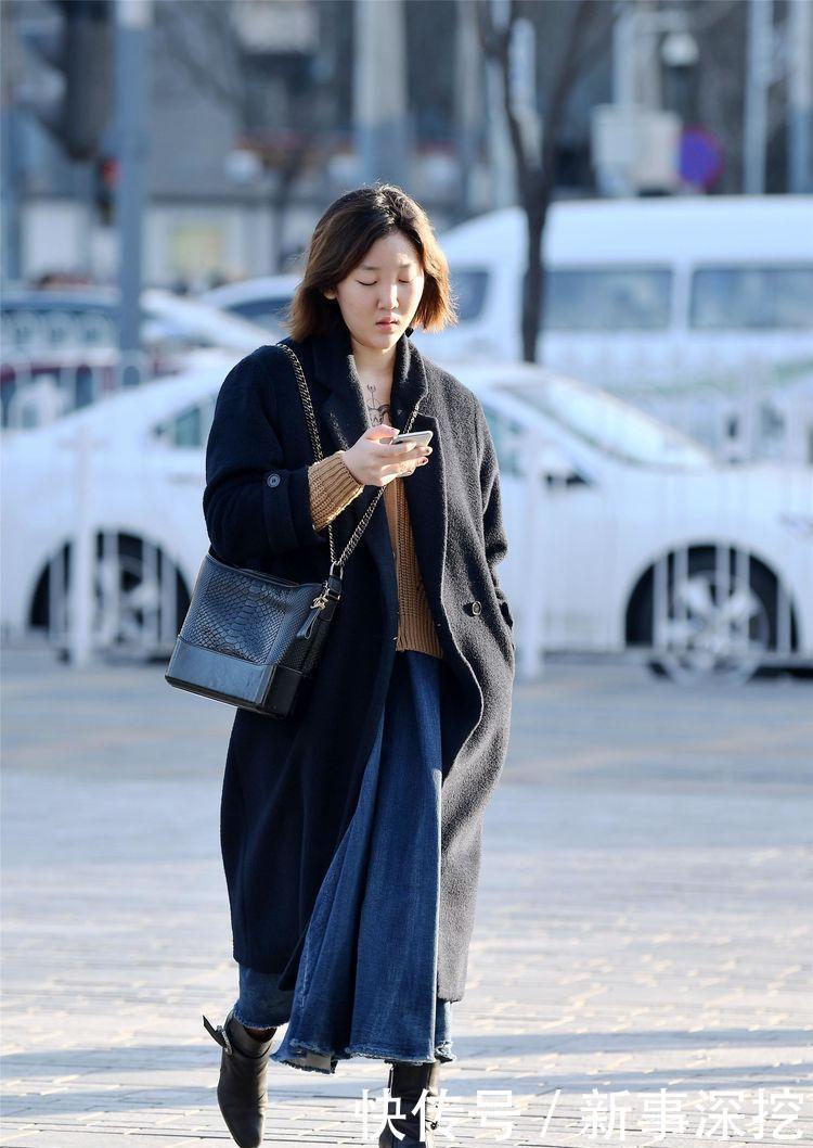『气质』美女短款的黑色皮夹克,搭配修身的高腰牛仔裤,凸显气质!