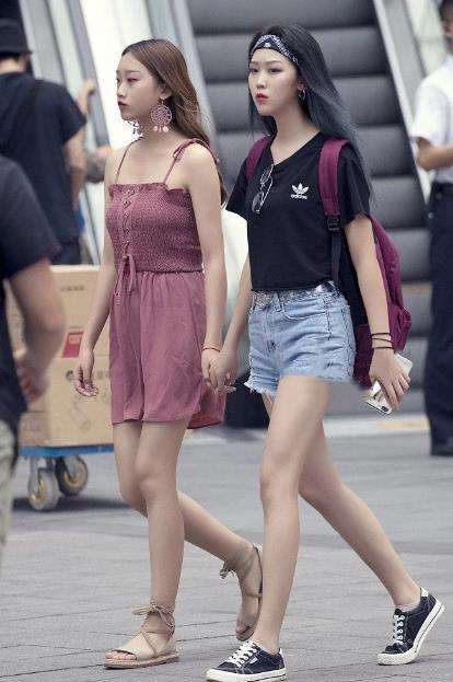 街拍:穿着清凉的美女们,不一样的气质