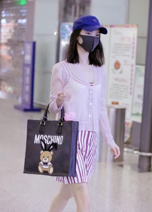 金晨真会玩,小白鞋居然当成拖鞋穿,网友:意外的好看!