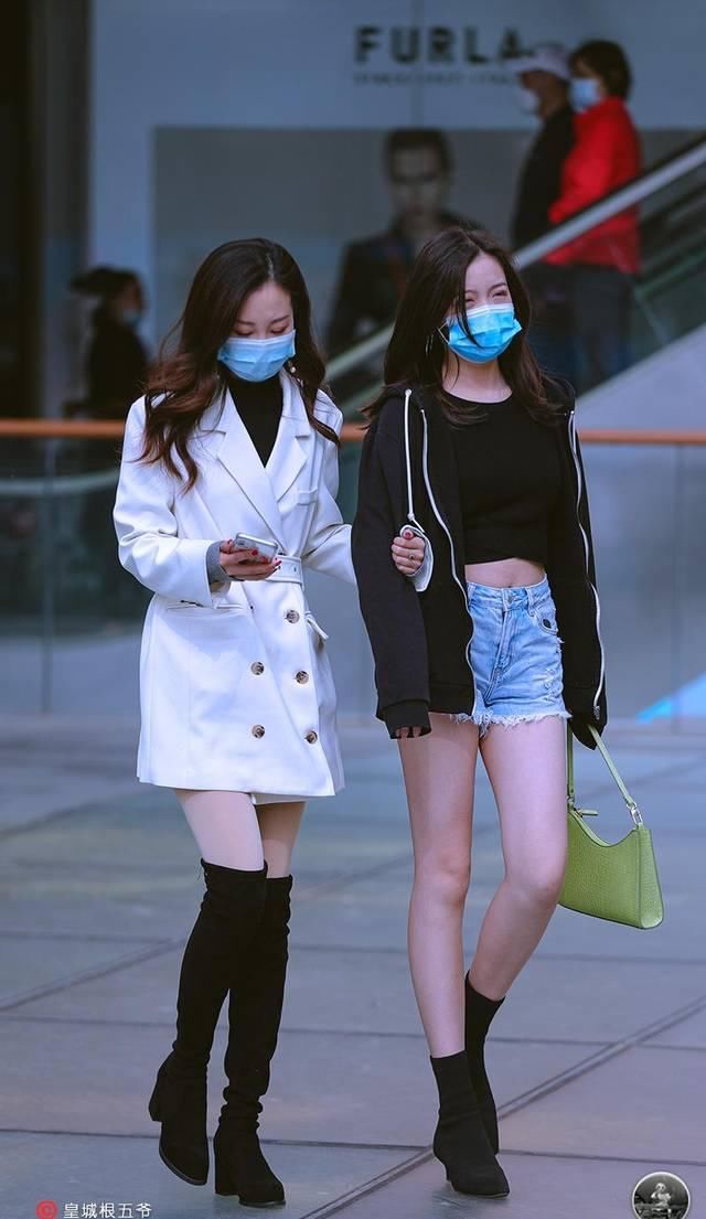 「美女」街拍:注重细节方面的考量,美女们对于单品的选择总是非常的谨慎