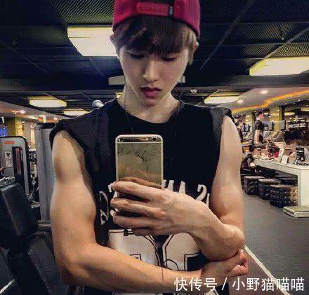 鹿晗的腹肌,蔡徐坤的腹肌,张艺兴的腹肌,都敌不