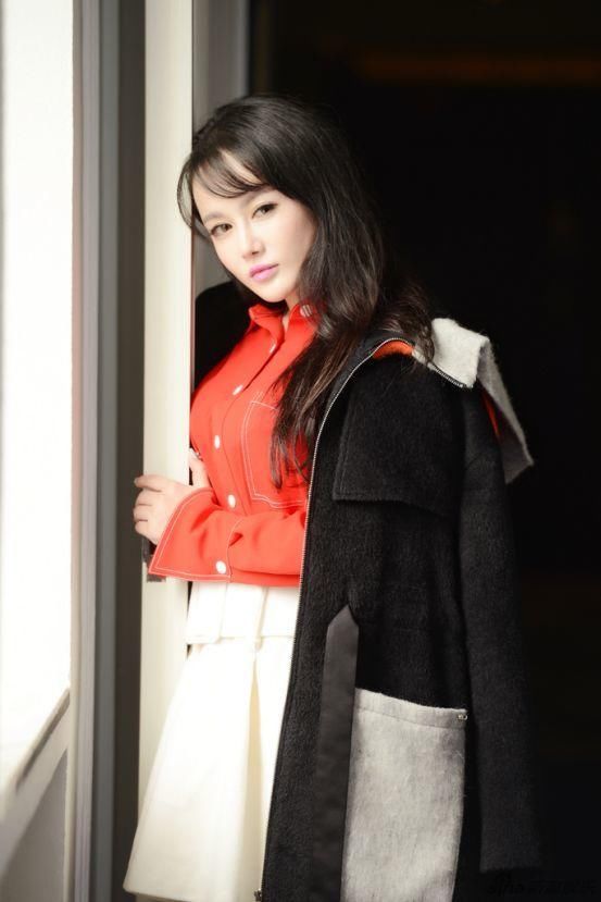 98斤徐冬冬和96斤冉莹颖同穿红衣，网友:凭胸而论身材都挺好