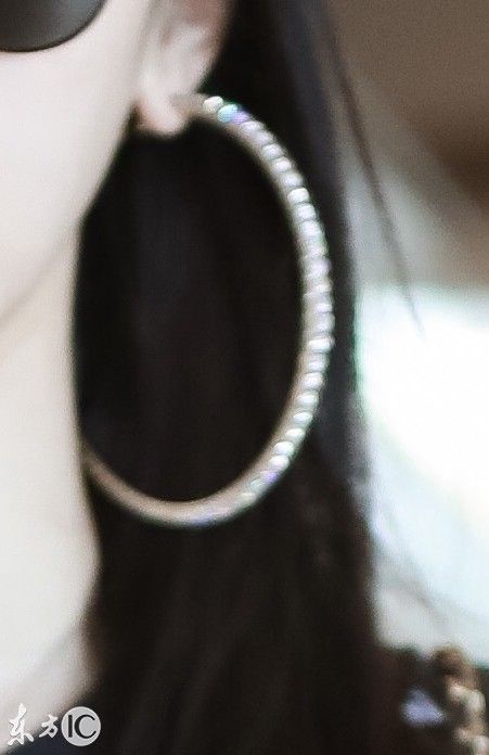 奚梦瑶现身上海机场，紧身裤秀出胯部 网友:大耳环第一次见!