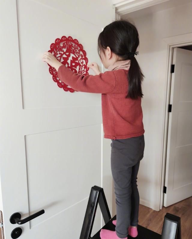  「宝宝」世界小姐张梓琳晒闺女最新照片，胖妹发量令人震惊，与宝宝阶段比照独特