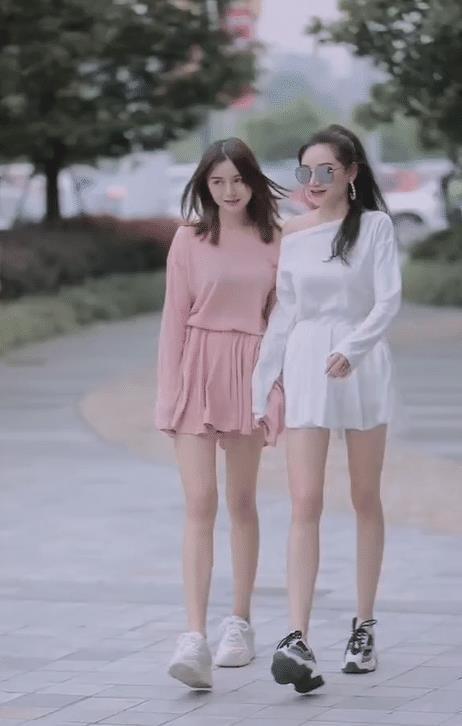  『美女』美女姐妹花还是穿粉色衣服的更好看，是因为没戴墨镜的原因吗！