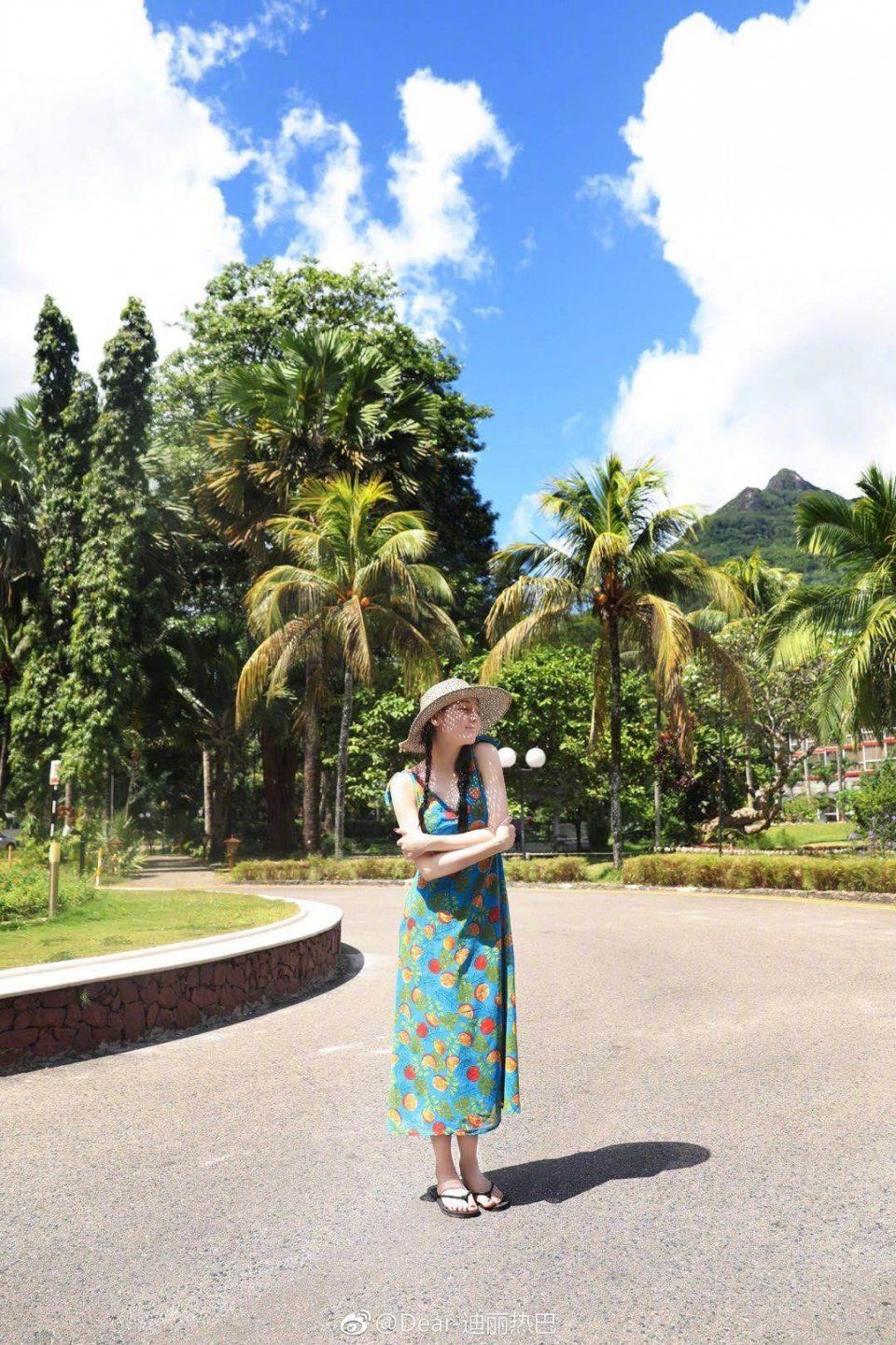 刘雯江疏影穿Zara就敢机场秀?热巴能把三百的裙子穿出三万的效果