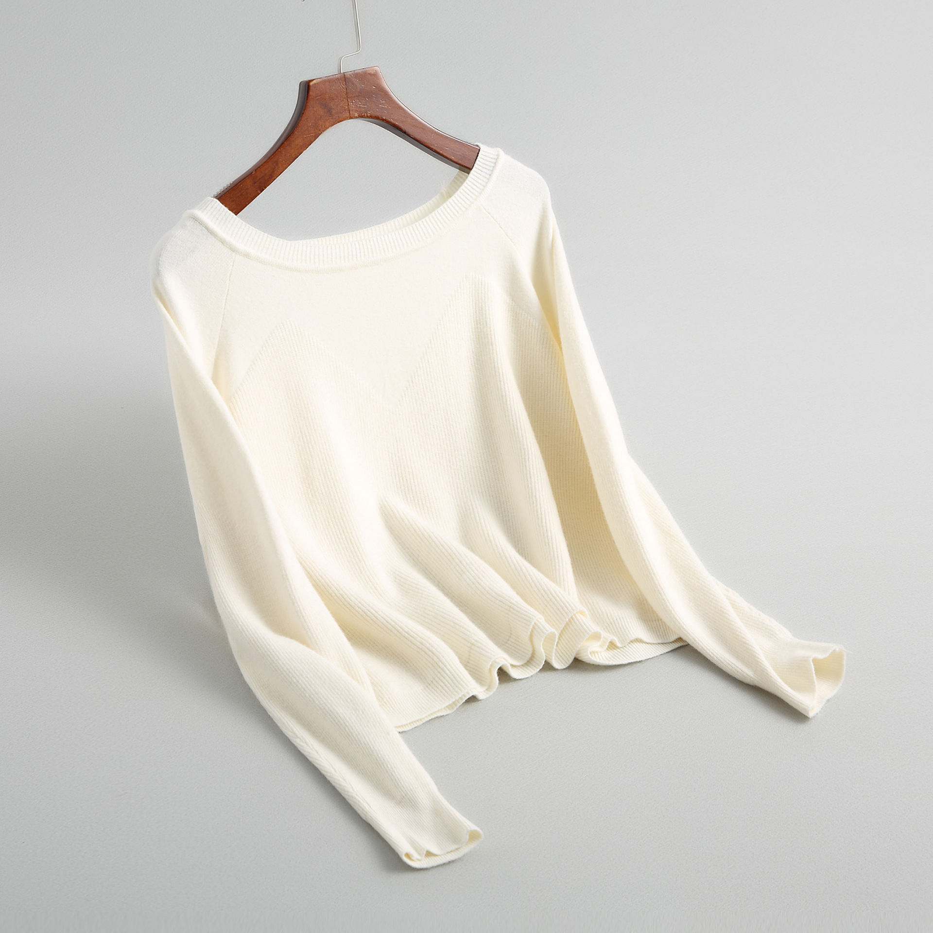 我滴天，53岁姨妈也太时髦了，秋天穿小衫配短裙，美嫩赛90后