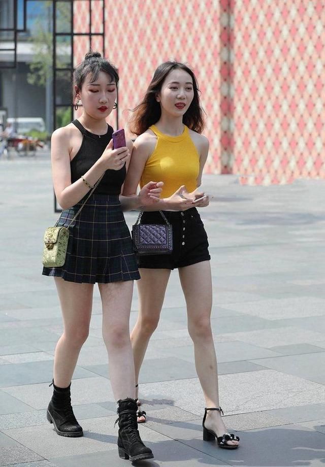 街拍:如此清爽有活力的闺蜜风，你们喜欢哪个