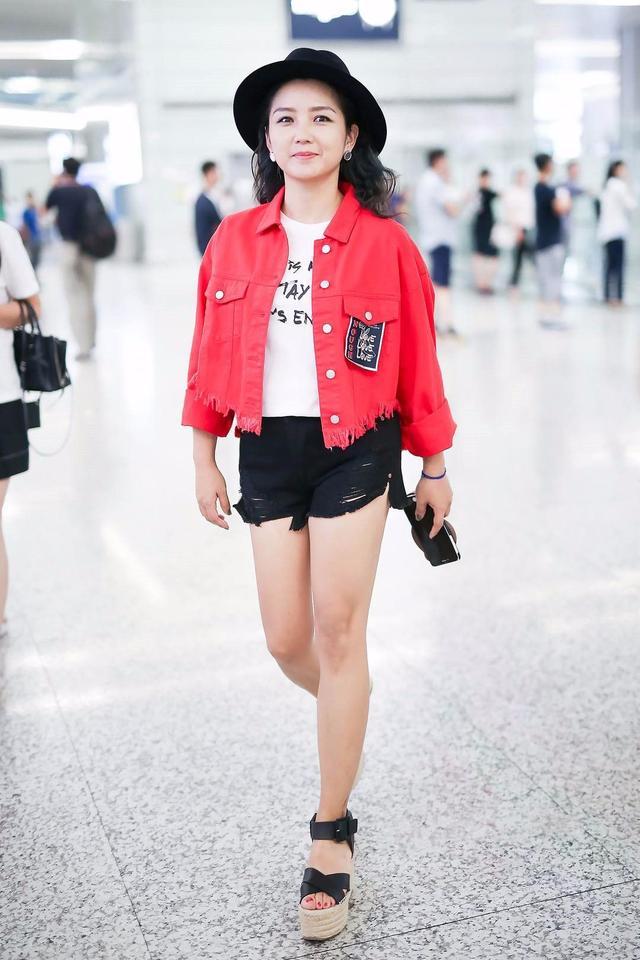 何洁增高鞋太土，腿反而变短了，网友：短裤太紧勒出赘肉