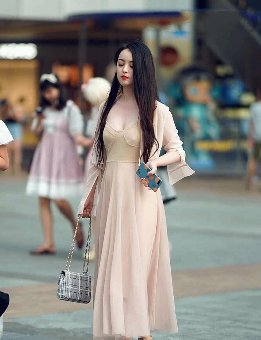  『女孩』街拍：紧身裙诠释了时尚的气息，把街道变成女孩秀身材的主场