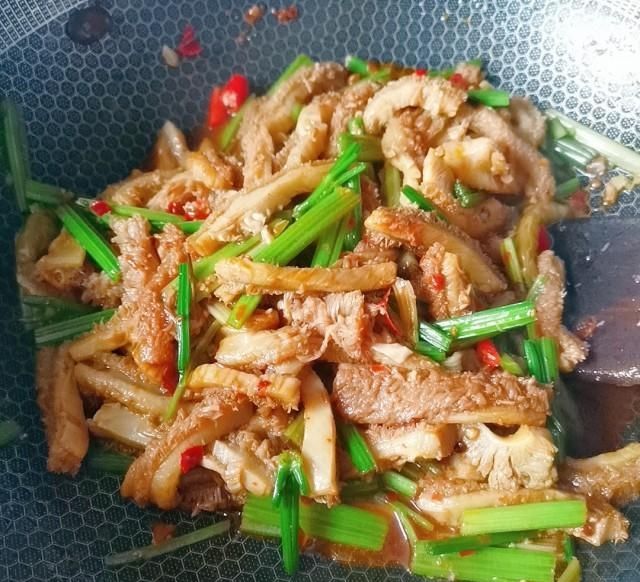 芹菜■芹菜梗爆炒牛肚,超级下饭哦!