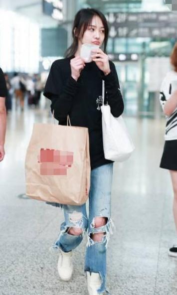 郑爽一般不穿高跟鞋，但一穿高跟鞋就震惊全场,网友: 把持不住