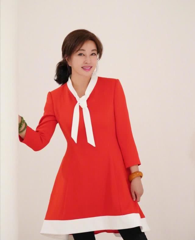 刘晓庆@她好有魅力!乳白色休闲外套配红衬衣挺酷,年过花甲也看不出苍老
