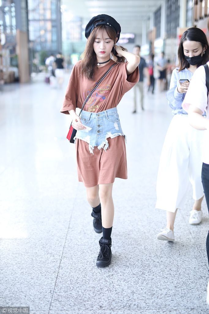 黄婷婷超短牛仔裙当腰封潮味十足 戴贝雷帽甜美少女风养眼