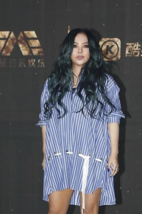  走样@张惠妹身材略显走样，卷发搭配衬衫裙气场全开，依然年轻貌美