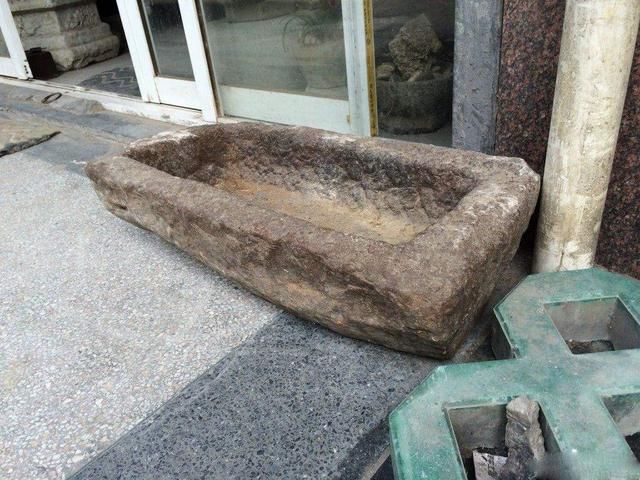 城里人咋想的？专从农村收购老物件，300斤猪槽也要买了放院子里