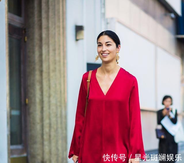 「 身体的曲线」不愧称得上是“贵妇”,李湘可太雷人了!“镀金”长裙肉感十足