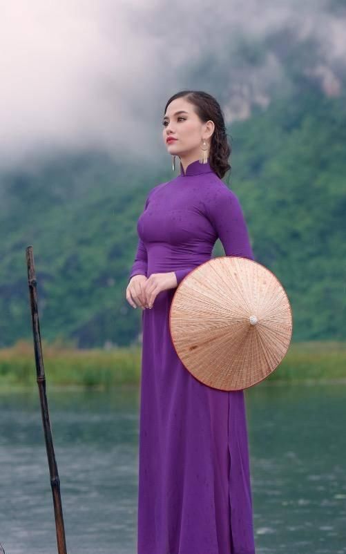  『小姐姐』街拍：小河里的丝滑长裙小姐姐，温文尔雅！
