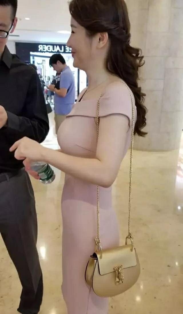 气质超好的公司白领，傲人上围令人叹为观止，网友：难怪这么多男