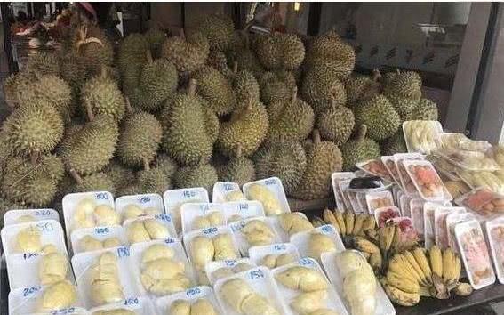 中国游客在泰国游玩时,当看到水果摊上的标识语,国人大怒回国！
