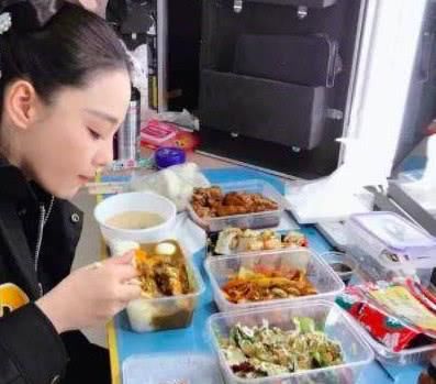 angelababy录《向往的生活》被爆假吃，娱乐圈明星假吃真相大揭秘