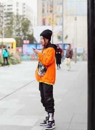  『白色』路人街拍，小姐姐白色上衣搭配牛仔裤，很是惊艳