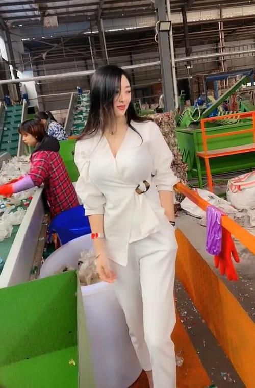  [美女]一身白色的时尚美女，看起来清爽又有女人味!