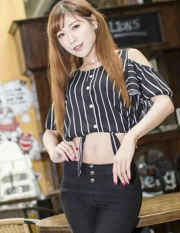 紧身裤，魅力蛮腰与显露的美肩，让肌肤的性感都水嫩可人