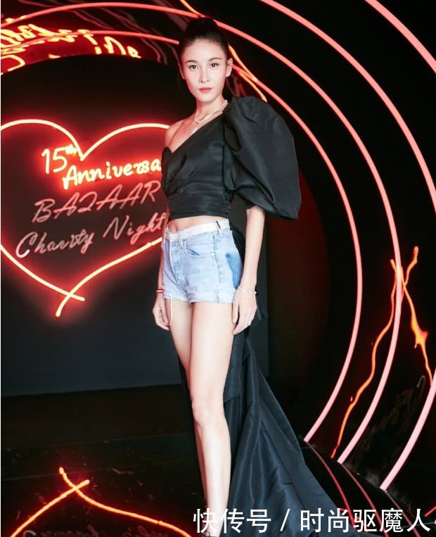 张蓝心仗着3尺4大长腿，“塑料裙”穿出女王范，范冰冰输了