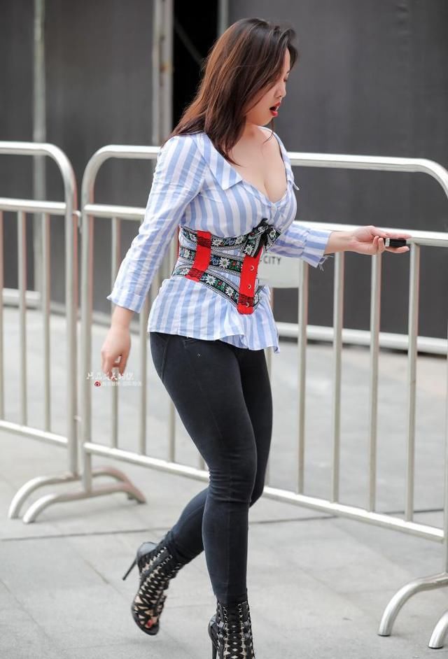 牛仔裤街拍，美女似胖非胖的身材才撩人