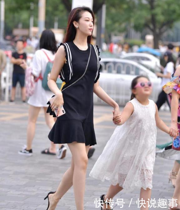 『善于』街拍穿搭：做一个善于倾听的伴侣，这是给对方最温柔的关注！