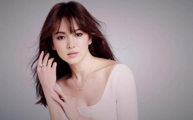 坑爹明星经纪人:胡歌遭冒签协议,赵丽颖被泼黑水,她被骗财骗色