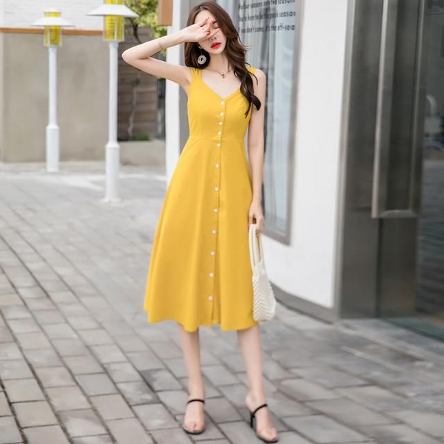 吊带连衣裙穿在你身上，女生立马变女神，回头率百分百！