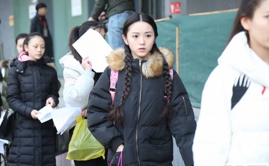 一年级就有了经纪人,演艺公司在合约里给表演