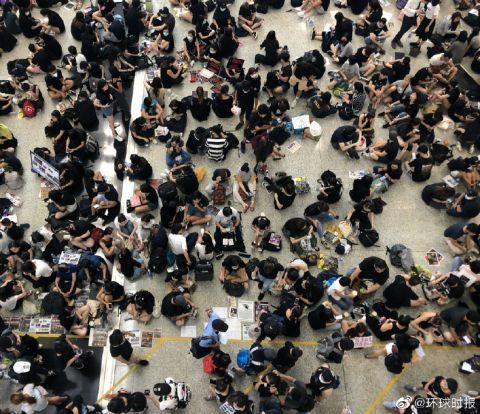 非法示威者集结香港机场 旅客受阻