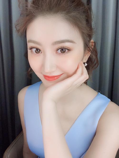 景甜七夕晒美照，粉蓝交替，胸部挤出一条缝，网友：流口水，肉都