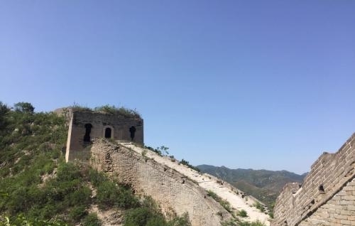 碧波荡漾，松柏苍翠，江南秀色、北国风光为一体，河北迁安白羊峪