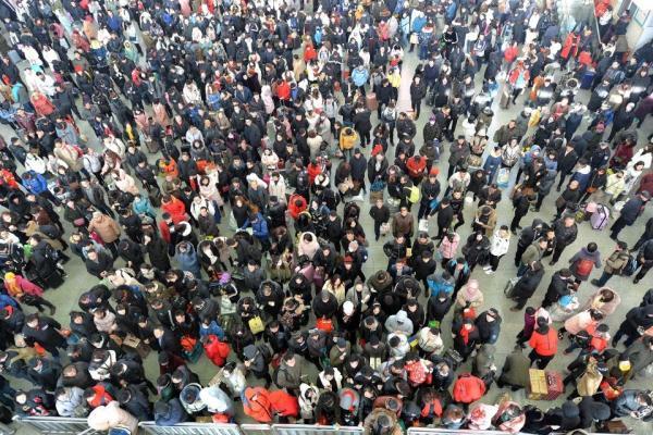 正月初六返程大军爆棚 客运站人山人海挪着走