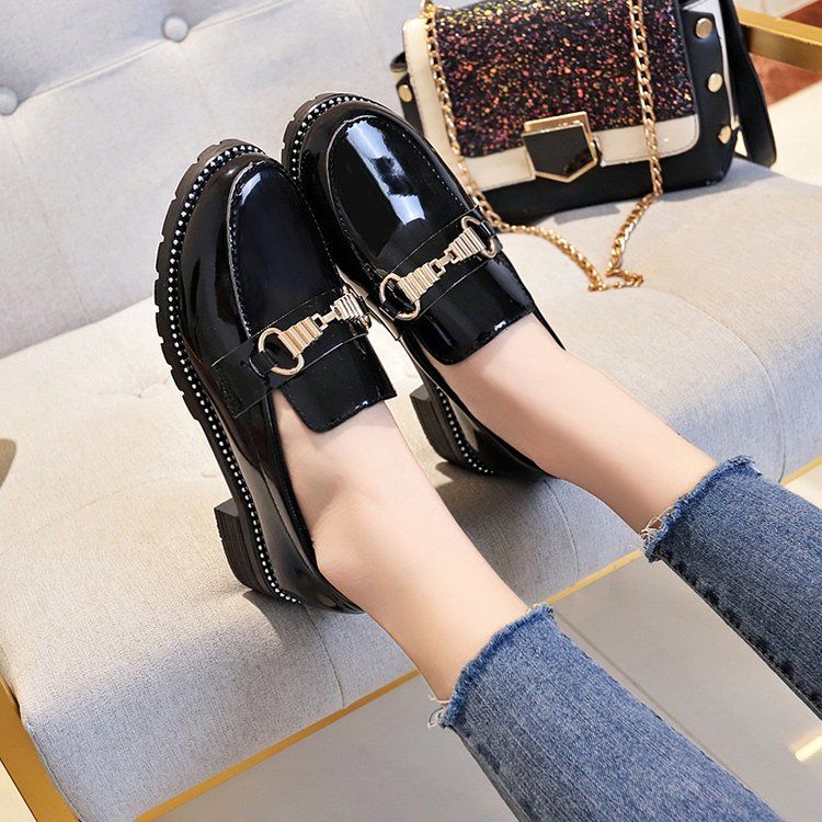 女友不喜欢高跟鞋，一直穿这样的瓢鞋，真是厉害了