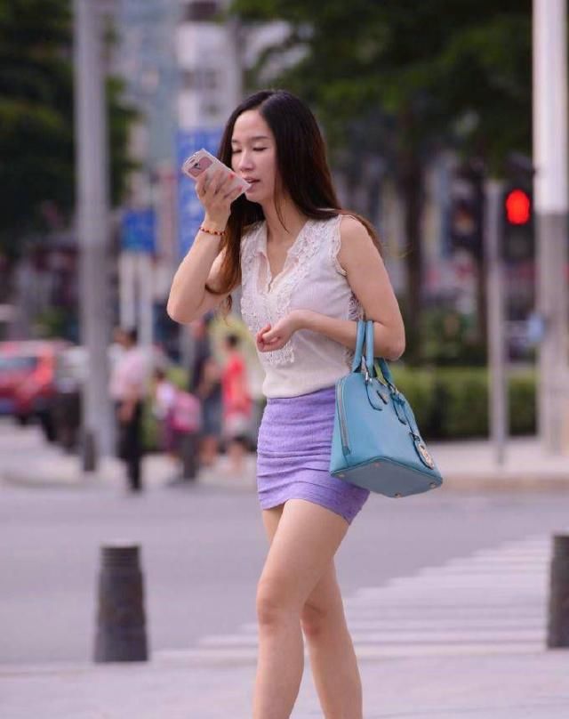  『衬衣』墨绿的鱼尾裙搭配白色衬衣衣，非常的显气质
