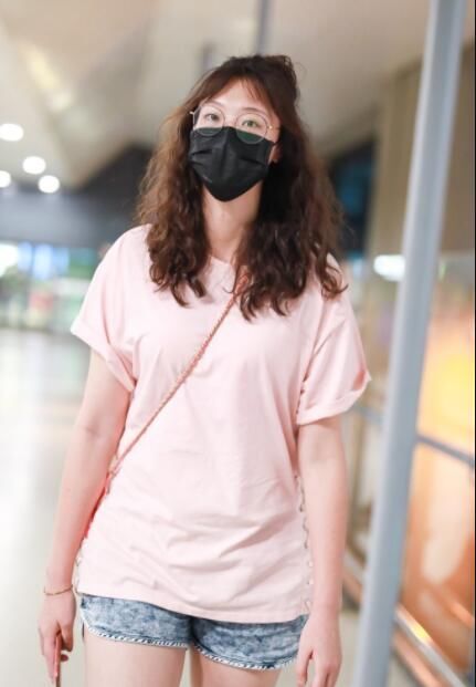 前中国女排惠若琪粉装现身机场，大长腿吸睛，网友:袜子辣眼睛!