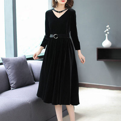 这是一款满满女人味的“金丝绒”裙，若你宠老婆，中秋就送她这裙